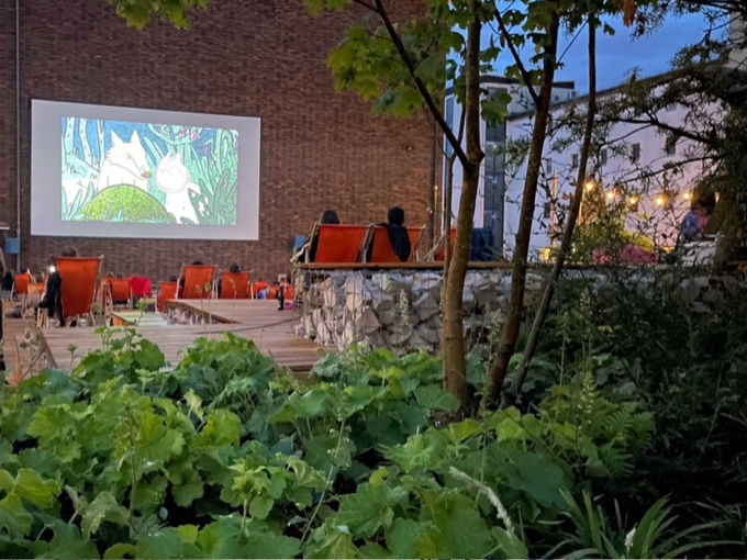 Freiluftkino Insel in den Atelier Gardens - Bild 5