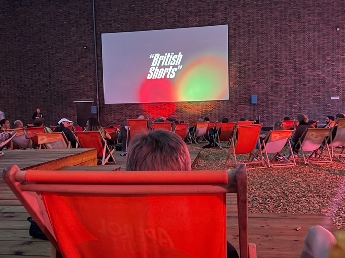 Freiluftkino Insel in den Atelier Gardens - Bild 4