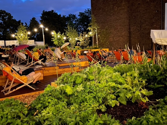 Freiluftkino Insel in den Atelier Gardens - Bild 1